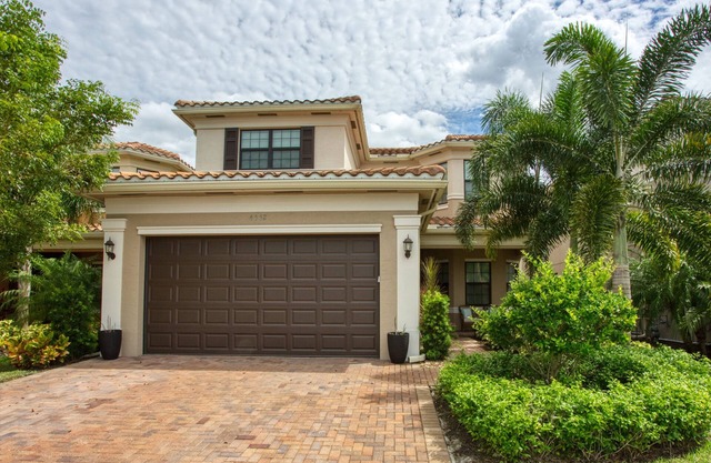 Beautiful 4 Bedroom Pool Home