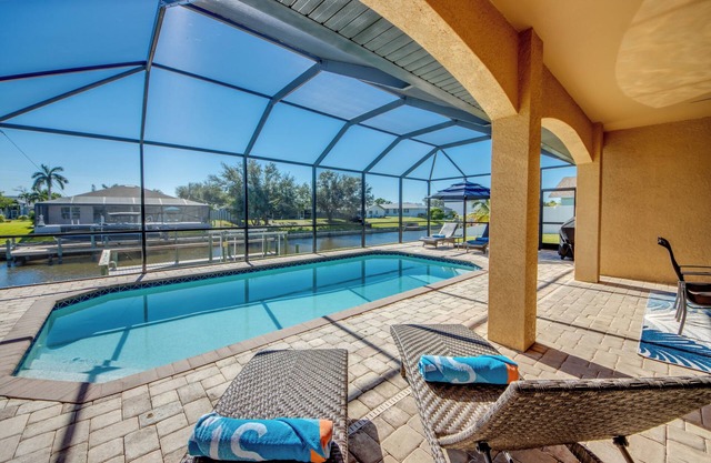 Beautiful 4 BR waterfront Villa w. heated pool/kayaks/bicycles/fishing poles