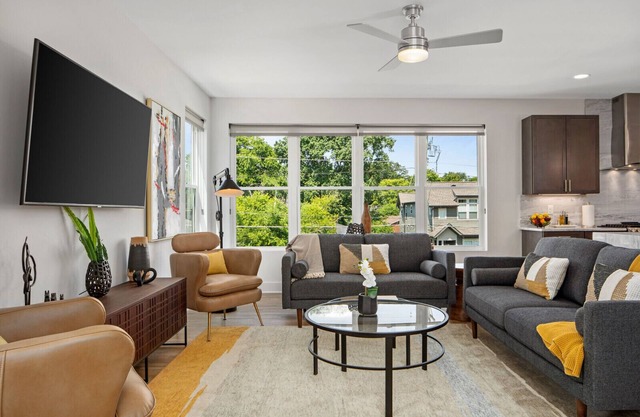 Beautiful 4 Lvl, 4BR/4BA, Minutes to downtown, 4 King Beds each w/private bath.