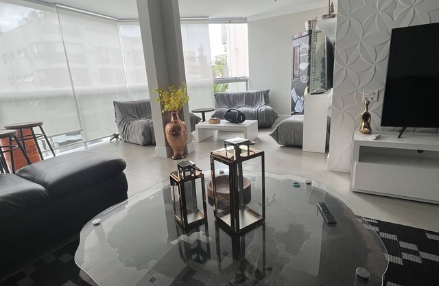 Beautiful 4-suite Enseada apartment with gourmet balcony