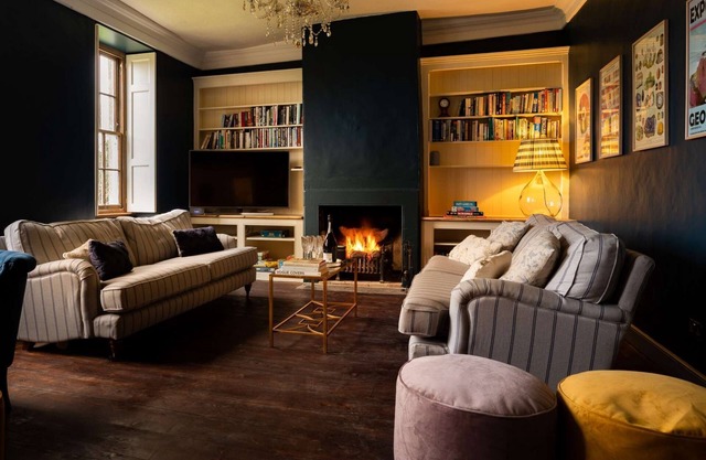 Beautiful 5 bedroom house sleeps 13 with hottub, games room and garden near Bath