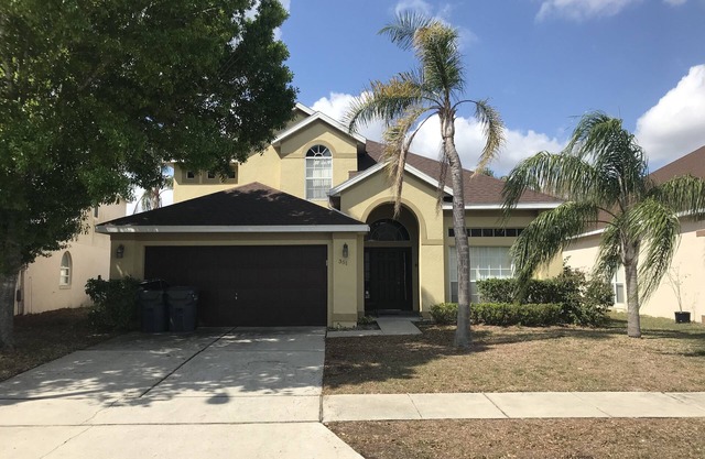 Beautiful 5 Bedroom House with pool near all parks!
