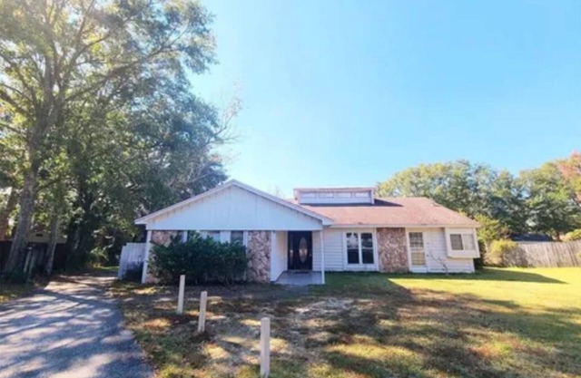 Beautiful 5 bedroom home w/fireplace. Close to all attractions in Mobile area