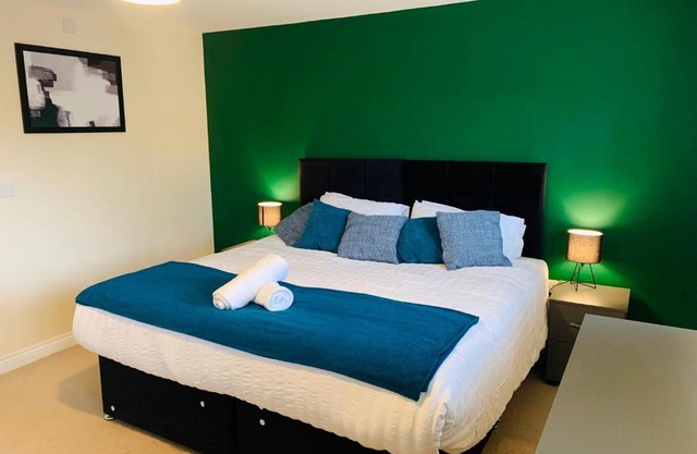 Beautiful 5 Bedroom Townhouse, Private rooms in Bedford