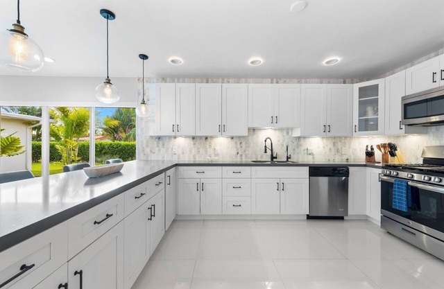Beautiful 5 Bedroom Waterfront Home w/ Heated pool