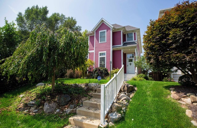 Beautiful 5 bedroom home, walk to campus and Eddy Street Commons