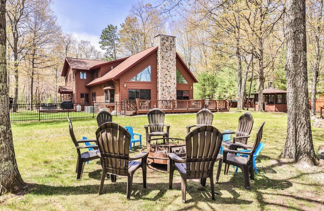 Beautiful 5 bedroom with lake side gazebo and hot tub!