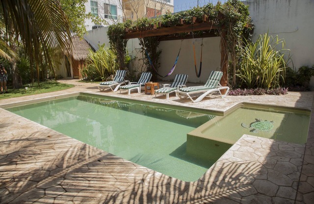 Beautiful 6 BEDROOM Private Villa with garden, BBQ and pool, Playa del Carmen