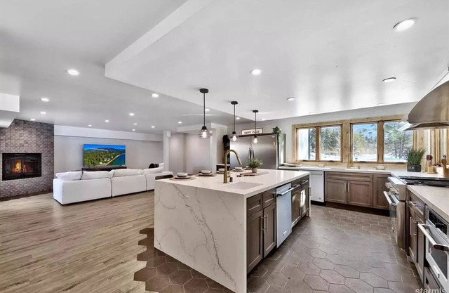 Beautiful 6 bdrm home in Tahoe Keys on lagoon
