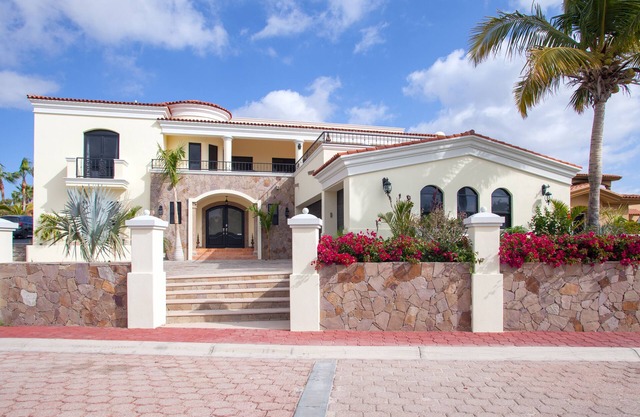 BEAUTIFUL 6 BEDROOM VILLA WITH PRIVATE POOL