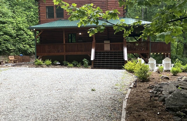 Beautiful 7 Br Log Cabin Located In Smoky Mtns