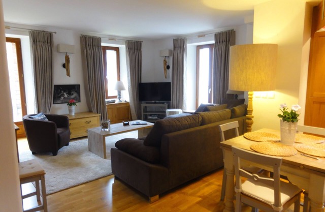 Beautiful apartment in the centre of Argentiere, Chamonix . Maison Rose. Apt 1