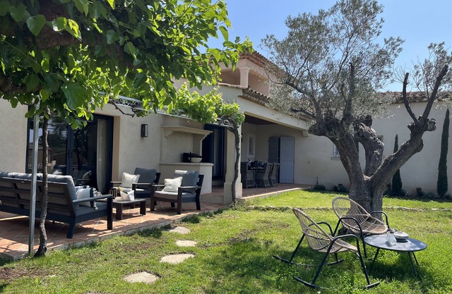 BEAUTIFUL AIR-CONDITIONED VILLA WITH POOL CLOSE TO THE BEACHES AND TOWN CENTER