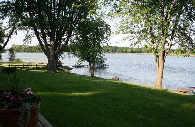 Beautiful and Clean 2 Bedroom Cottage on Clearwater Lake