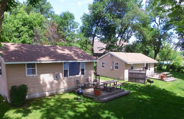 Beautiful and Clean 2 Bedroom Cottage on Clearwater Lake