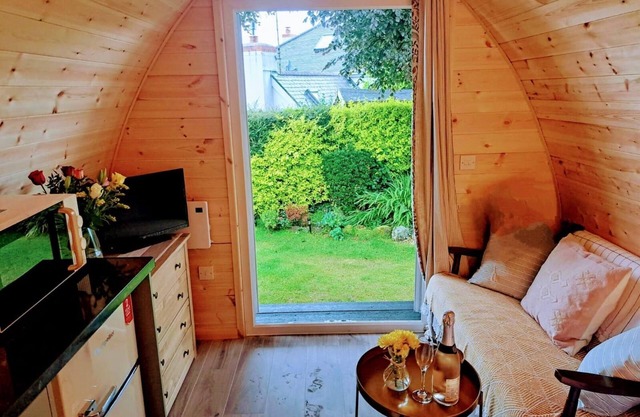 Beautiful and Cosy Garden Pod Saintives