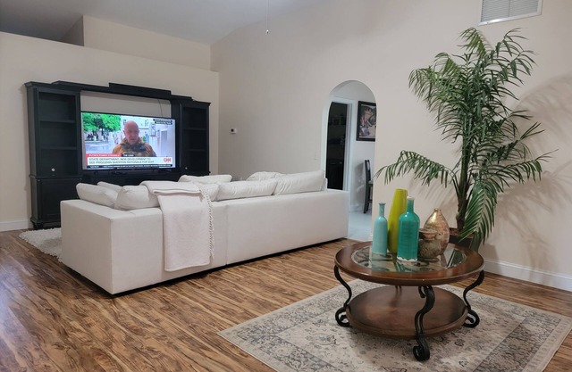 Beautiful and Cozy Home 🏡 pet friendly