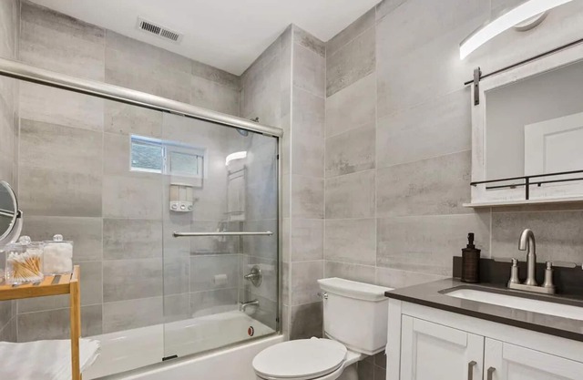 Beautiful and Spacious 3 Bedroom with FREE Parking