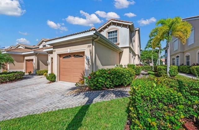 Beautiful and spacious villa with 1-car garage in Glen Eagle Golf & Country Club