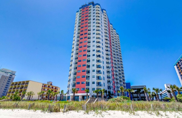 Beautiful Angle Oceanfront Sun Suite + Official On-Site Rental Privileges
