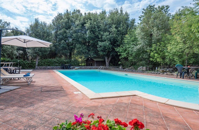 Beautiful apartment for 4 guests with WIFI, pool, TV and veranda, close to Siena