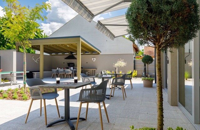 Beautiful apartment in villa for 19 guests with WIFI, A/C, hot tub, TV and patio