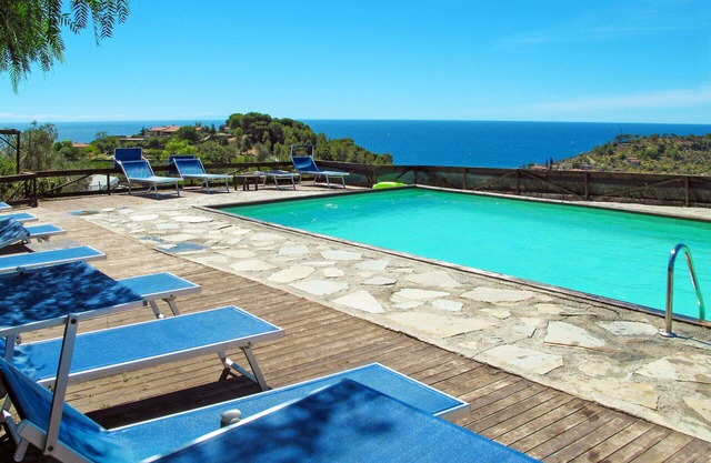 Beautiful apartment in villa with pool, A/C, patio, pets allowed, panoramic view and parking