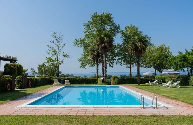 Beautiful apartment in villa for 4 guests with WIFI, pool, TV, terrace and pets allowed