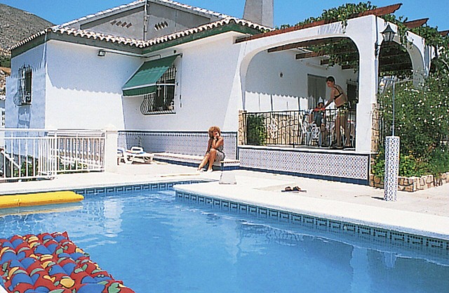 Beautiful apartment in villa for 6 guests with WIFI, private pool, terrace, pets allowed and par.