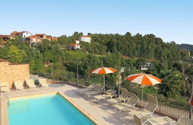 Beautiful apartment for 3 guests with A/C, WIFI, pool, TV, patio, pets allowed and parking