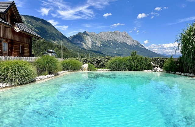 Beautiful apartment in villa for 18 guests with pool, WIFI, TV, terrace and pets allowed