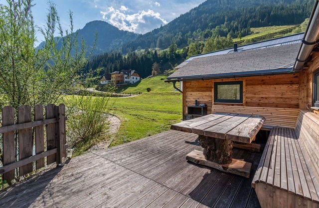 Beautiful apartment for 4 guests with hot tub, WIFI, TV and patio