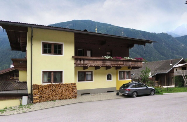 Beautiful apartment for 10 people with WIFI, TV and balcony