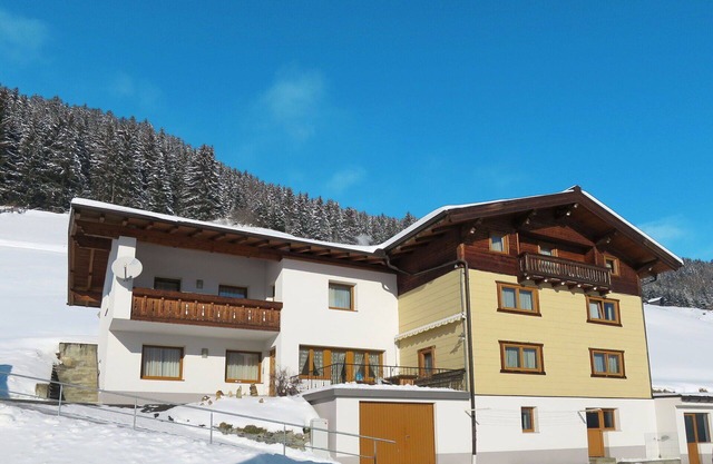 Beautiful apartment in villa for 17 people with WIFI, TV, terrace and parking