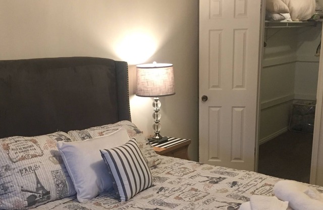 Beautiful Apartment close to EVERYTHING!