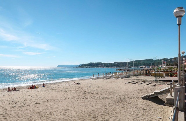 Beautiful apartment for 6 guests with hot tub, WIFI, A/C, TV, terrace and pets allowed