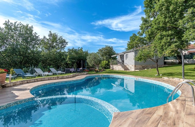 Beautiful apartment for 4 people with pool, WIFI, hot tub, TV, terrace, pets allowed and parking