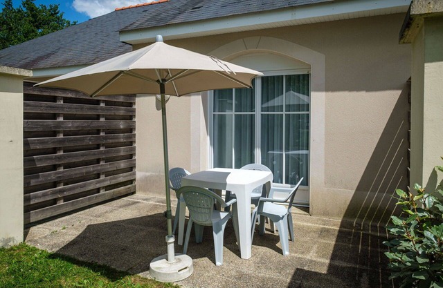 Beautiful apartment in villa for 4 guests with pool, internet, TV, terrace, pets allowed and par.