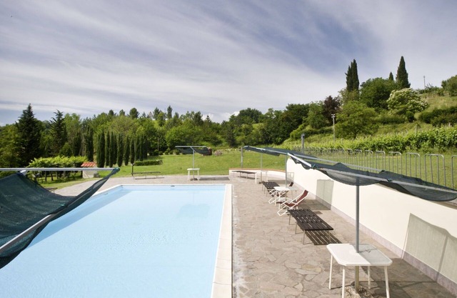 Beautiful apartment in villa for 4 guests with pool, WIFI, TV, veranda, pets allowed and parking