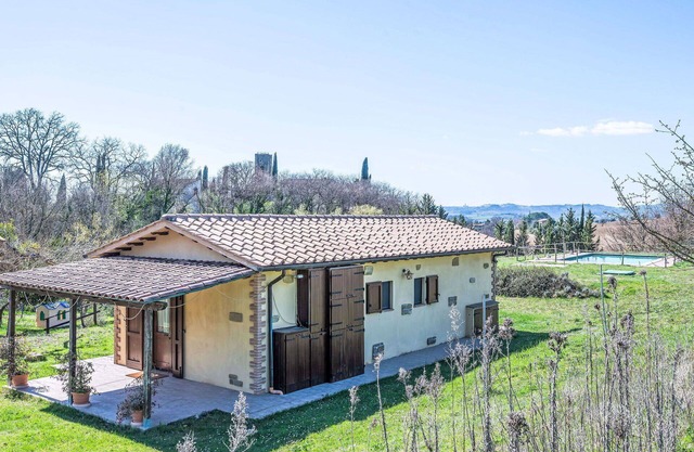 Beautiful apartment in villa for 4 guests with WIFI, A/C, pool, TV, patio and pets allowed