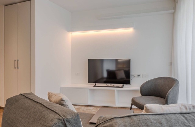 Beautiful apartment in villa for 6 people with WIFI, TV, balcony and parking