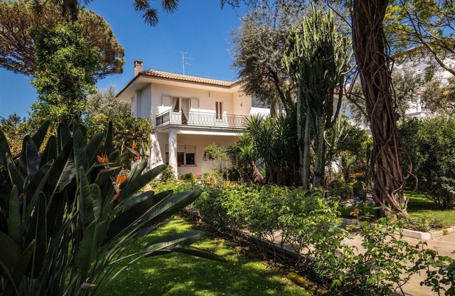 BEAUTIFUL APARTMENT IN WONDERFUL VILLA IN SORRENTO CENTER SEA FRONT