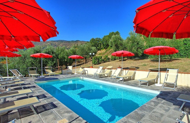 Beautiful apartment in villa for 6 guests with pool, WIFI, TV, veranda, pets allowed and parking