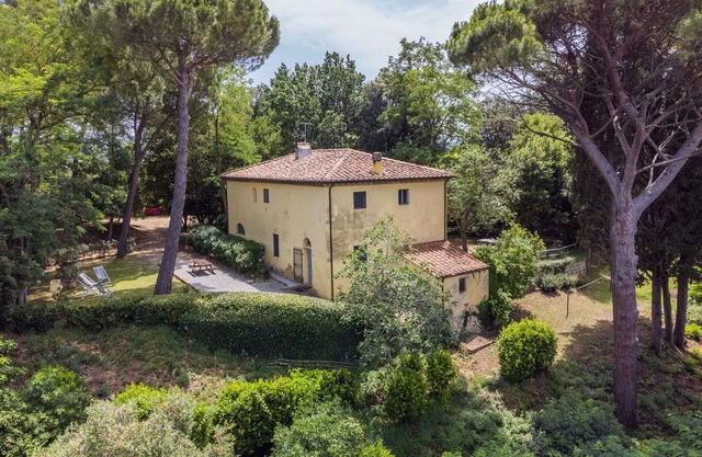 Beautiful apartment in villa for 4 people with WIFI, pool and pets allowed