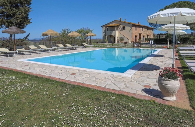Beautiful apartment in villa for 4 guests with WIFI, pool, TV, terrace, pets allowed and parking