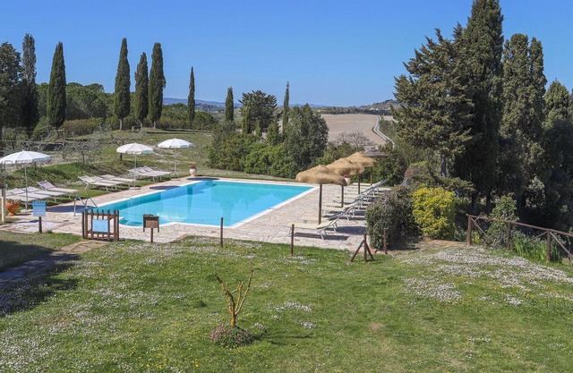 Beautiful apartment in villa for 10 guests with WIFI, pool, TV, terrace, pets allowed and parking