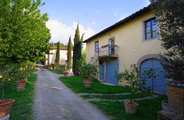Beautiful apartment in villa with WIFI, pool, TV, patio and panoramic view, close to San Gimignano
