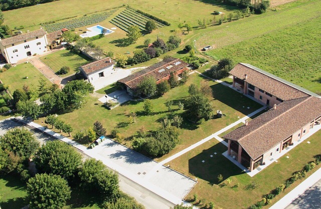 Beautiful apartment in villa for 4 guests with A/C, WIFI, pool, TV, terrace and pets allowed