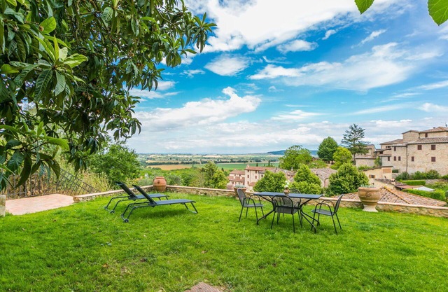 Beautiful apartment for 3 people with WIFI, TV, patio, pets allowed and panoramic view