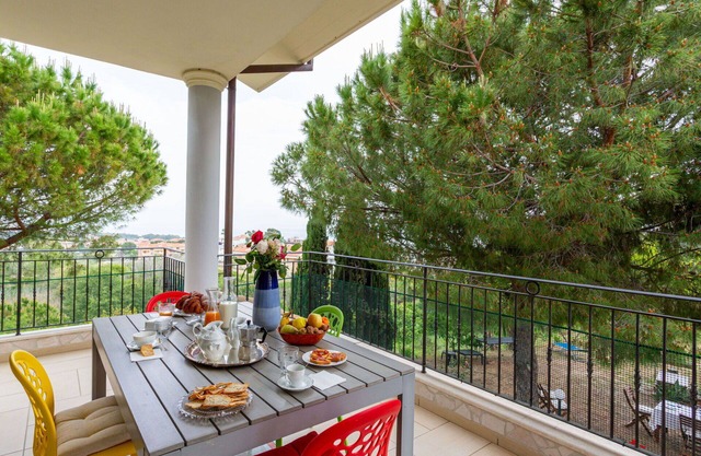 Beautiful apartment with A/C, WIFI, TV, patio, pets allowed, panoramic view and parking